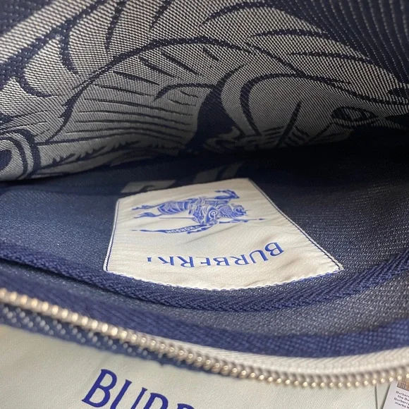 Burberry logo-print canvas clutch bag - Picture 5 of 5